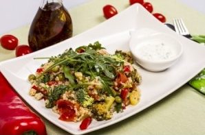 Salata de quinoa cu legume pentru vegetarieni