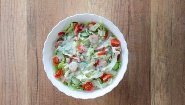 Dressing pentru salate: gata in 2 minute, cu un borcan si cateva ingrediente simple