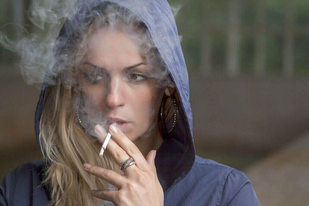 femeie-fumeaza