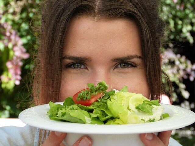 femeie salata stil de viata sanatos
