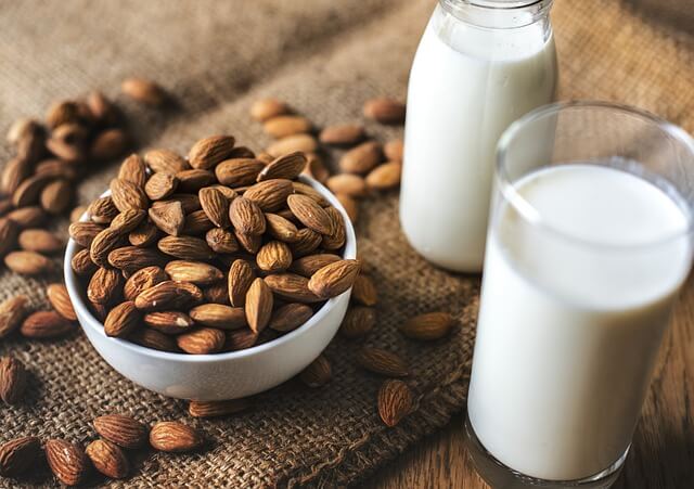 Tratament comun cu lapte. Lapte de migdale, soia, orez, cocos sau vaca – care este cel mai sanatos?