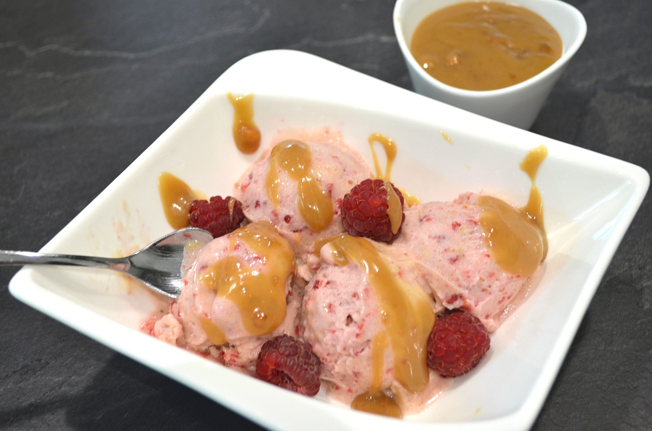 inghetata de zmeura cu sos de caramel