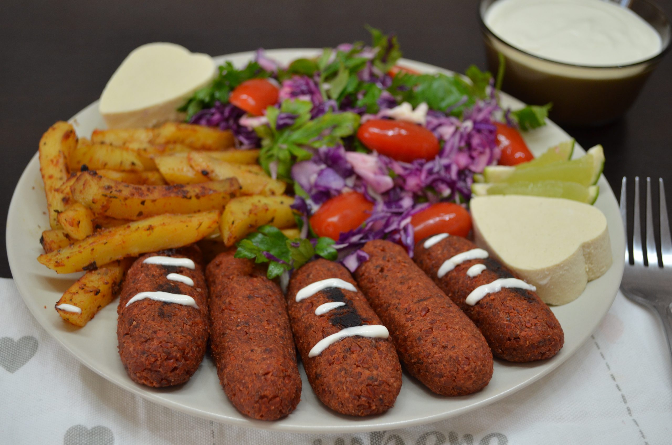 Mici din tofu cu cartofi prăjiți și salată