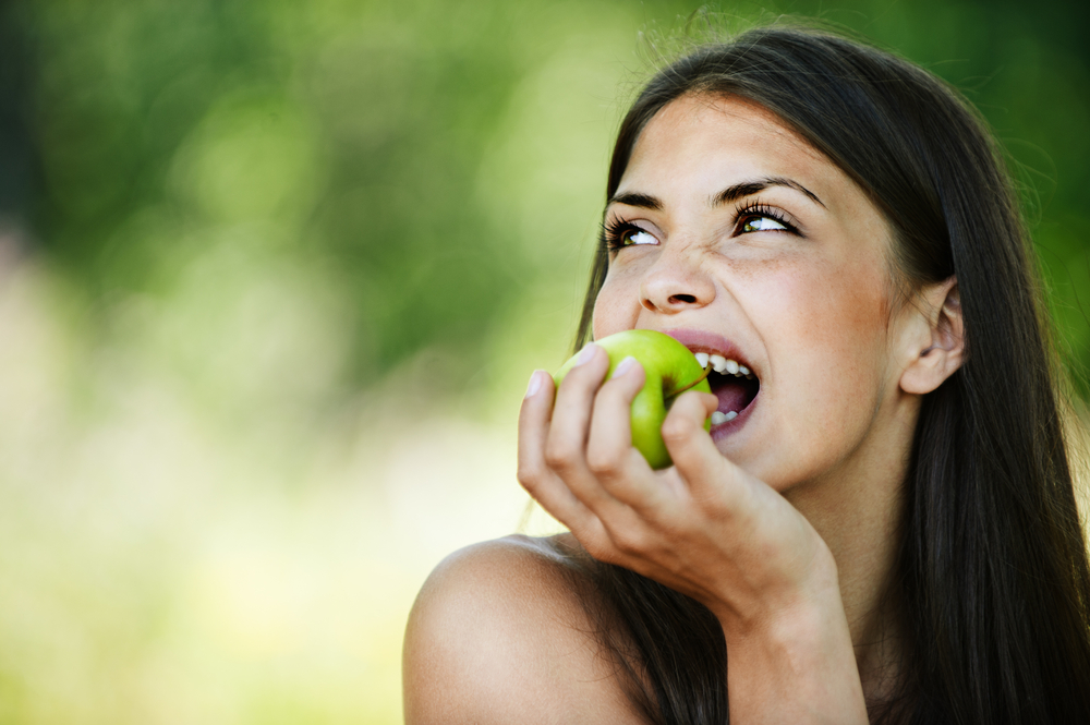 o fata mâncând un măr, poftă