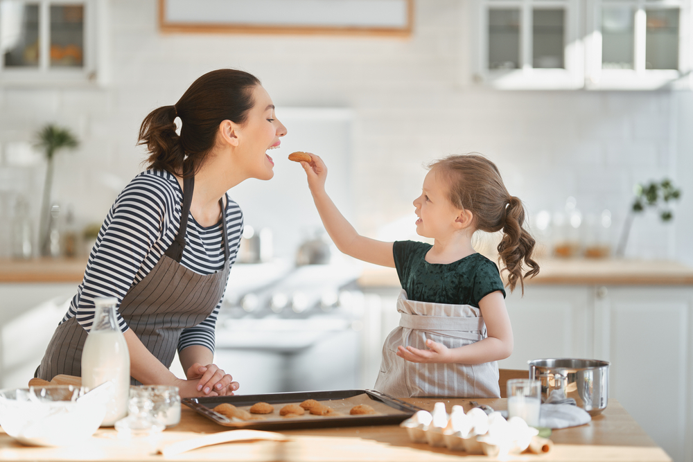 De ce e bine să gătești împreună cu copilul tău?
