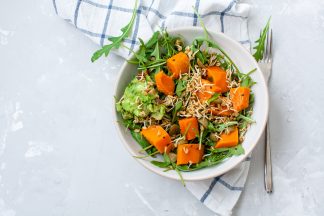 Salată de rucola cu semințe și cartofi dulci – sănătate-n bol